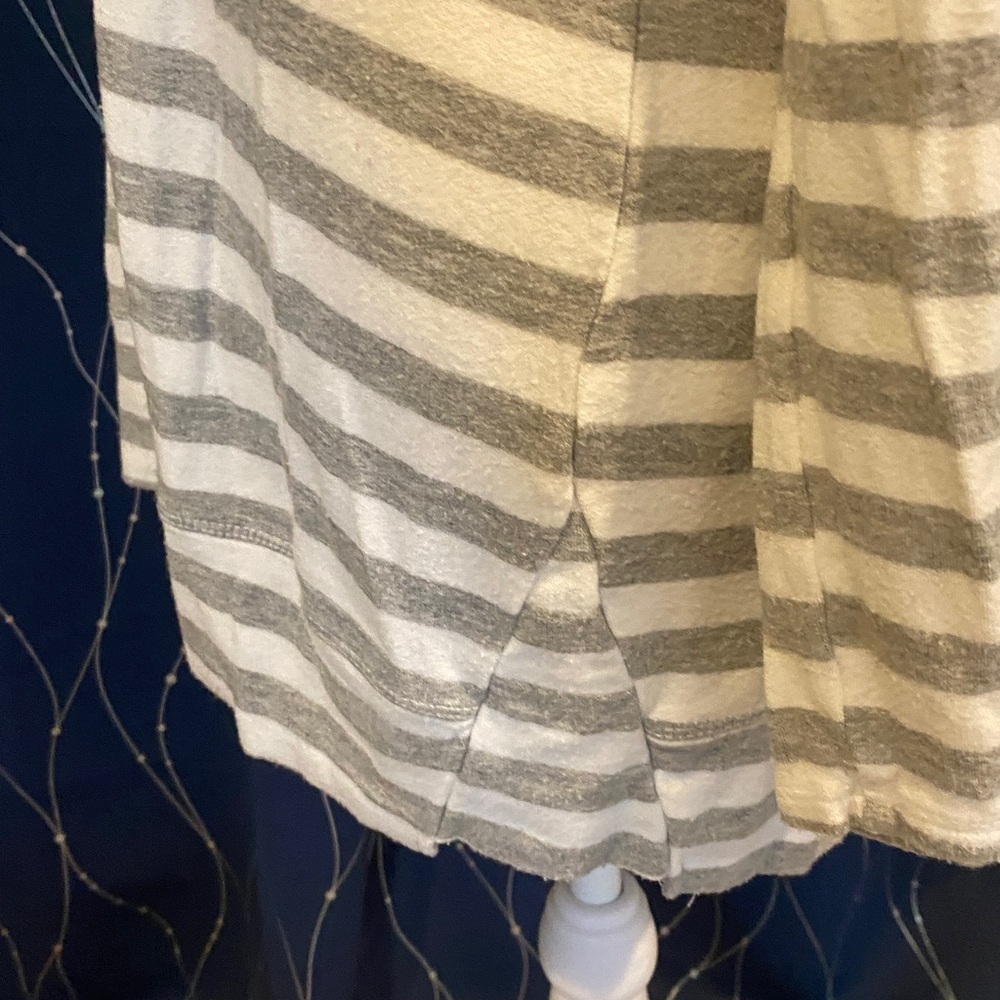 A Pea in the Pod Striped Gray & White Long Sleeve Top. Size M. Some Stretch - Picture 7 of 12